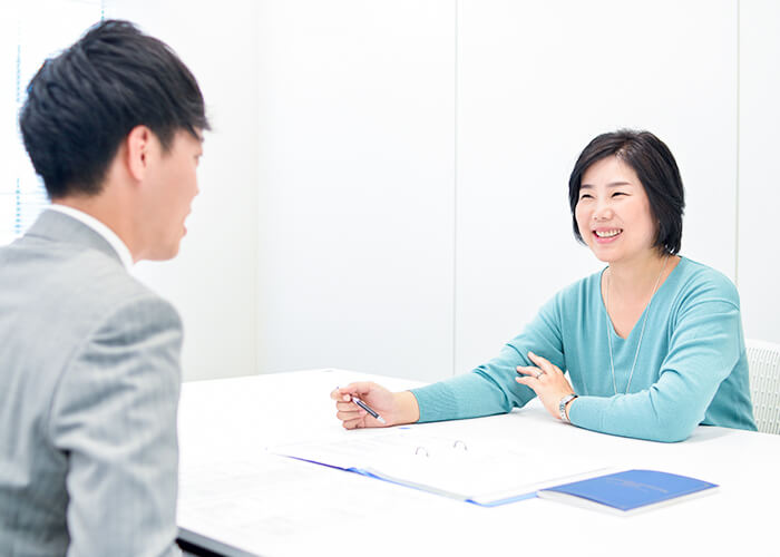開業のきっかけを話す内山さん。